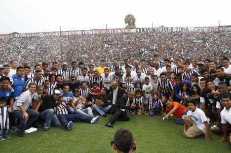 Ambos equipos posando con el Comando Svr