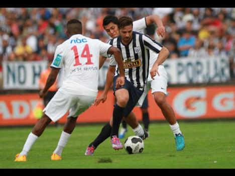 Claudio Pizarro volvió a jugar en Alianza después de quince años.