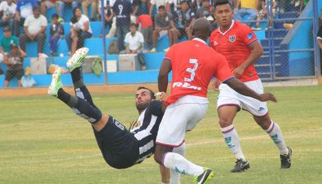 Mauro Guevgeozián intentando anotar de chalaca (Foto: Peru.com).