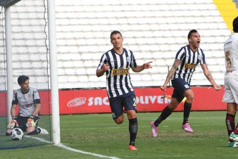Gabriel Costa anota el primer gol del partido (Foto: Ovación Digital).