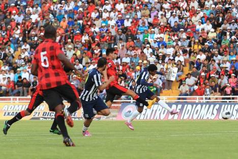 Landauri al minuto pone el segundo de Alianza (Foto: Ovación Digital).