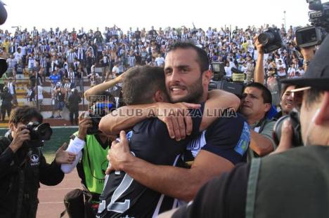 Costa celebra su gol con Guevgeozián (Foto: Club Alianza Lima).
