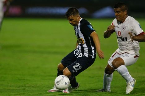 Costa y Prado disputando el balón (Foto: Libero).