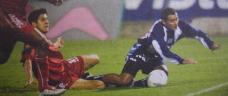 Olcese disputando el balón.