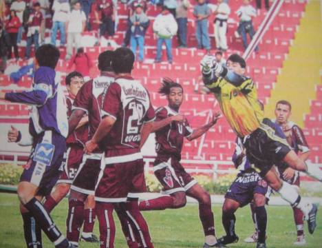 Francisco Pizarro despejando el balón de un ataque Aliancista.