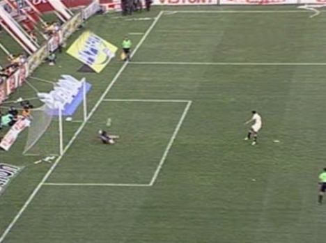 Libman le ataja el penal a Piero Alva.