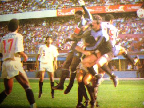 Universitario se llevó el clásico.