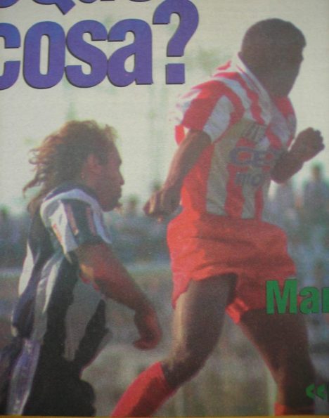 Sozzani disputando un balón aéreo.