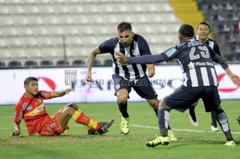 Míguez anota el segundo gol de cabeza (Foto: Club Alianza Lima).