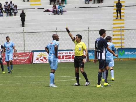 Luis Garay tuvo un pésimo arbitraje (Foto: Libero).