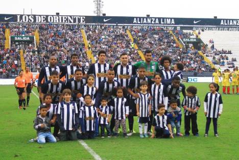 Arriba: Guizasola, Araujo, Aparicio, Míguez, Prieto y Landauri. Abajo: Costa, Manco, Trujillo, Atoche y Preciado (Foto: Dechalaca).