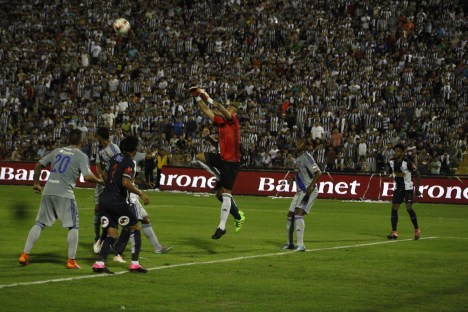 Pese ir perdiendo 2 a 0 el cuadro blanquiazul siguió buscando el partido (Foto: Historial Blanquiazul).