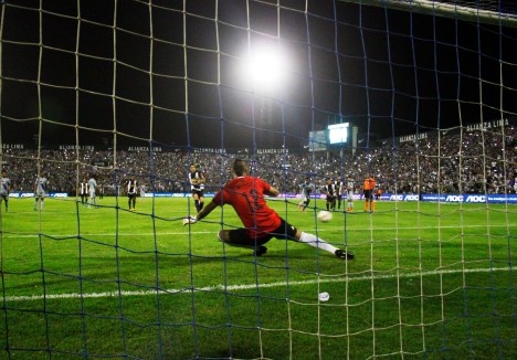 Walter Ibáñez mediante un penal al minuto 90 voltea el partido (Foto: Historial Blanquiazul).