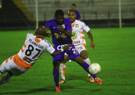 Carlos Preciado disputando el balón (Foto: Dechalaca).