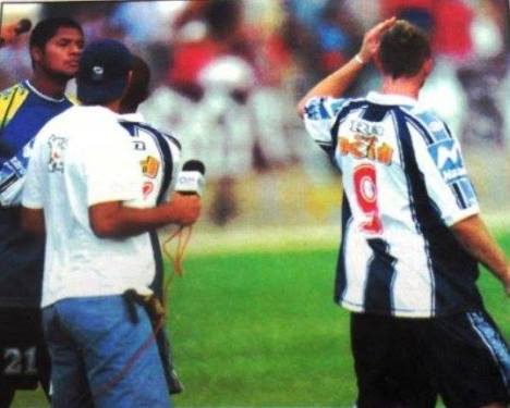 Chiquito Flores tratando de pelearse con Nicolás Tagliani.