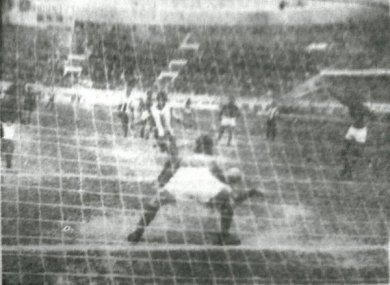 Teófilo Cubillas anota sus primeros goles con Alianza Lima (Foto: Diario La Crónica).