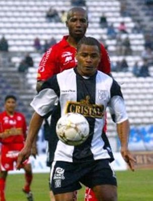 Aguirre disputando el balón con Guadalupe.