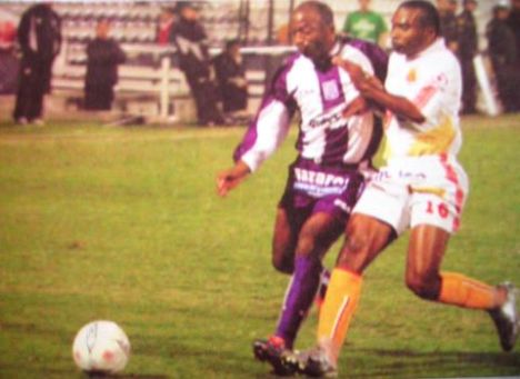 Waldir Sáenz controlando el balón.