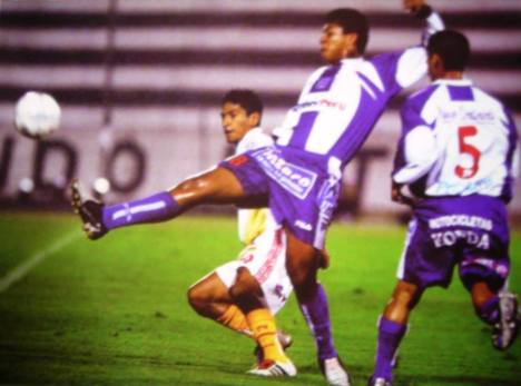 Soto anotó de penal el segundo gol.