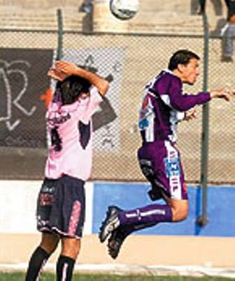 Maestri intentando cabecear el balón.