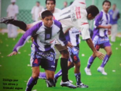 Zuñiga y Arakaki disputando el balón.