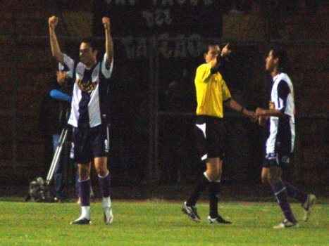 Derlis Florentín celebrando su golazo.