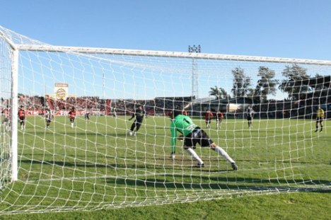Bologna anota de penal para Alianza Lima.