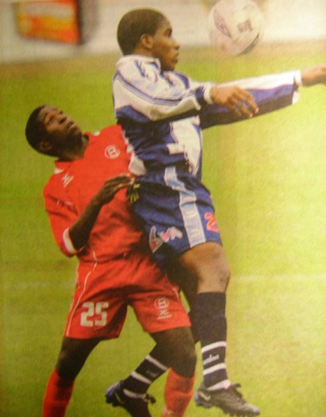 Farfán disputando el balón.