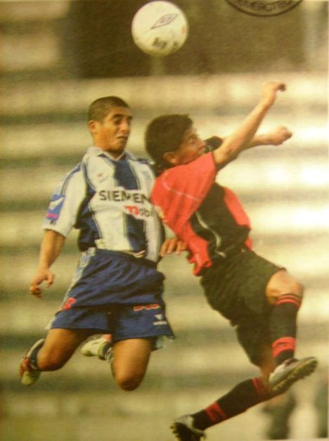 Chicho Salas peleando un balón aéreo.