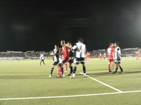 Alianza Lima pudo ganar el partido tras un autogol de Aurich originado por una jugada de Montaño.