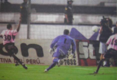 Henry Colán anota el único gol de partido.
