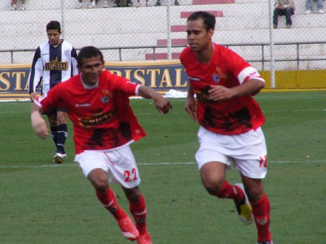 Sobre el final Cienciano voltea el partido con gol de Julio García.