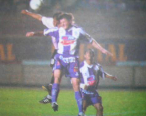 Olveira disputando un balón aéreo.