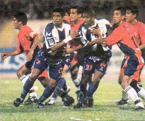 Soto y Farfán peleando por el balón.