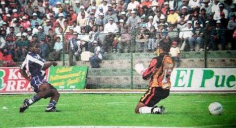 Farfán anota el primero del partido.