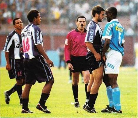 Barrionuevo enfrentandose a un jugador de Cristal.