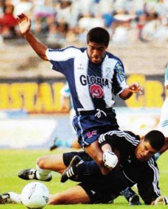 Prado disputando el balón con Delgado.