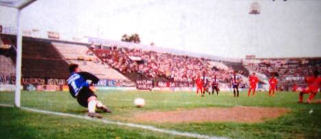 Roverano atajando el penal de Bolognesi.