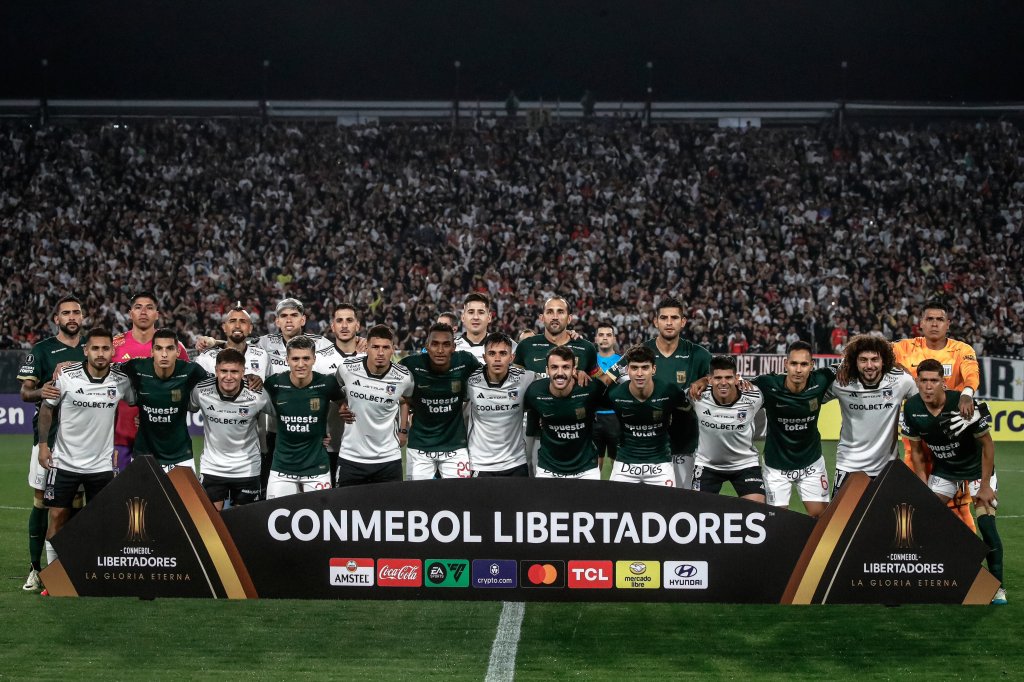Colo-Colo y Alianza Lima posando juntos en señal de hermandad.
